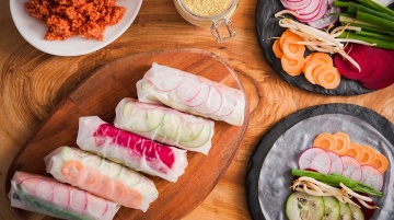 Spring–rolls z chrupiącymi warzywami i pikantną kaszą jaglaną